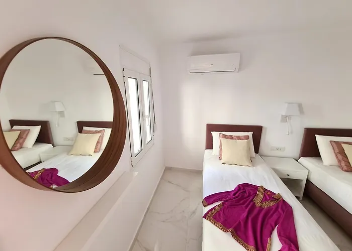 Monte Smith * Rhodes City